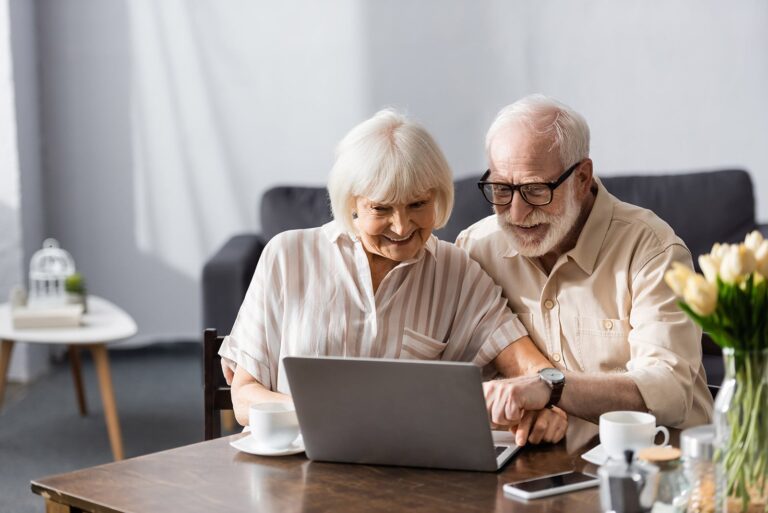 elderly couple researching walk-in tubs