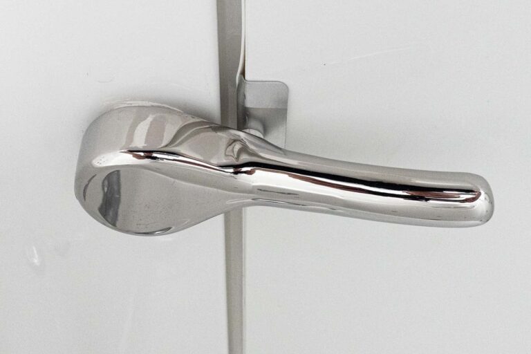 close-up of the no-strength locking handle